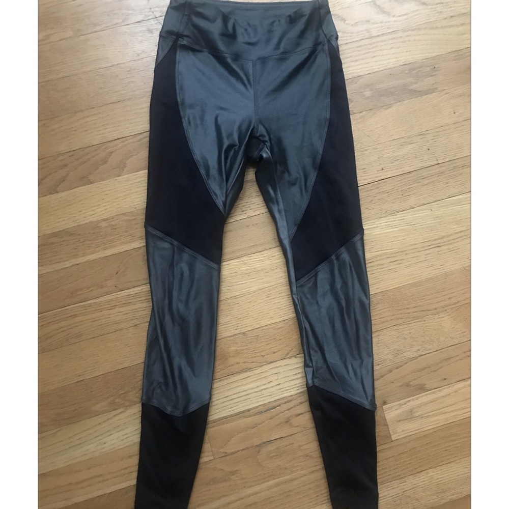 Koral metallic reflexive leggings
